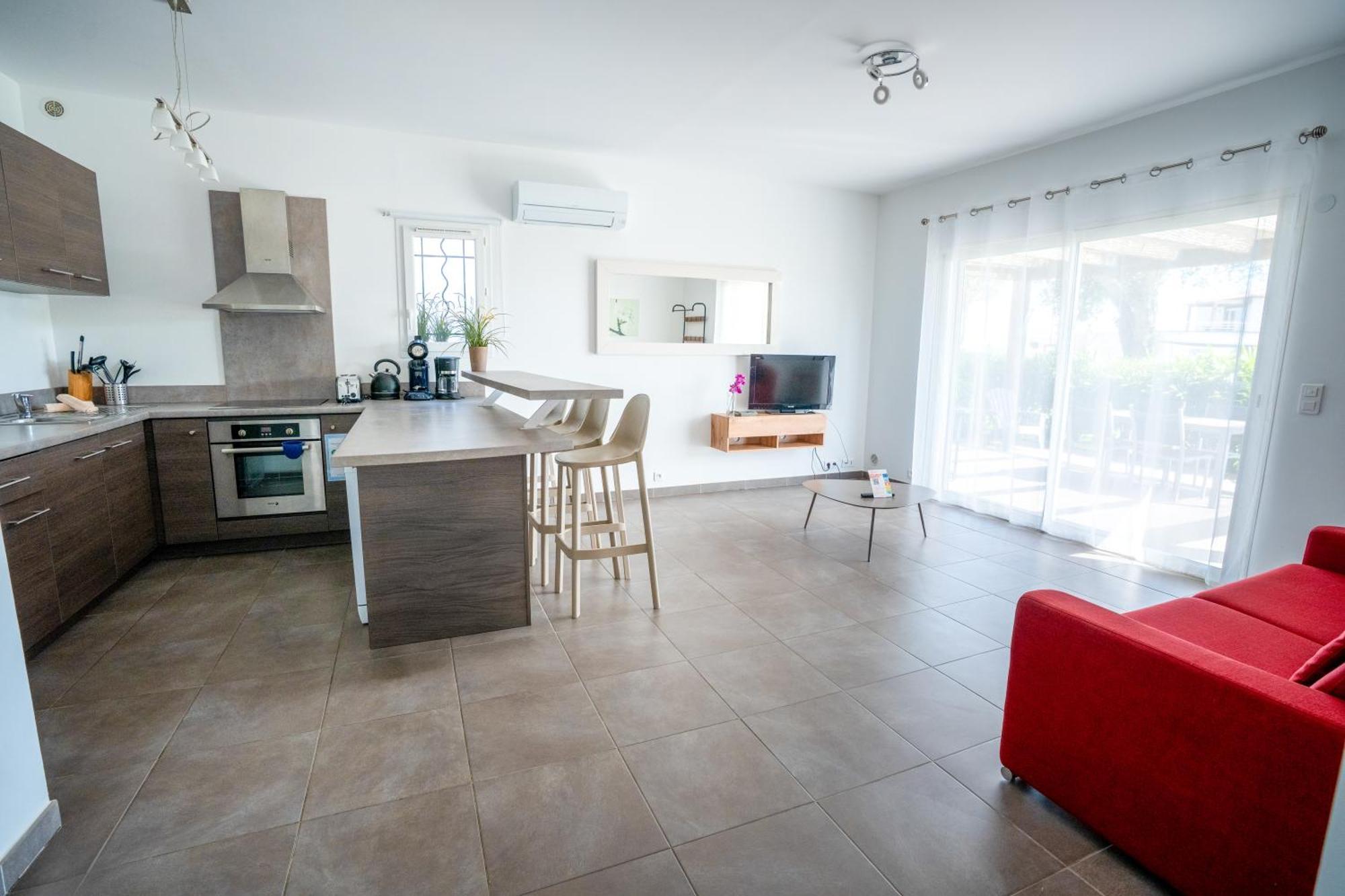 One-Bedroom Apartment Air Conditioning Terrace Swimming pool View