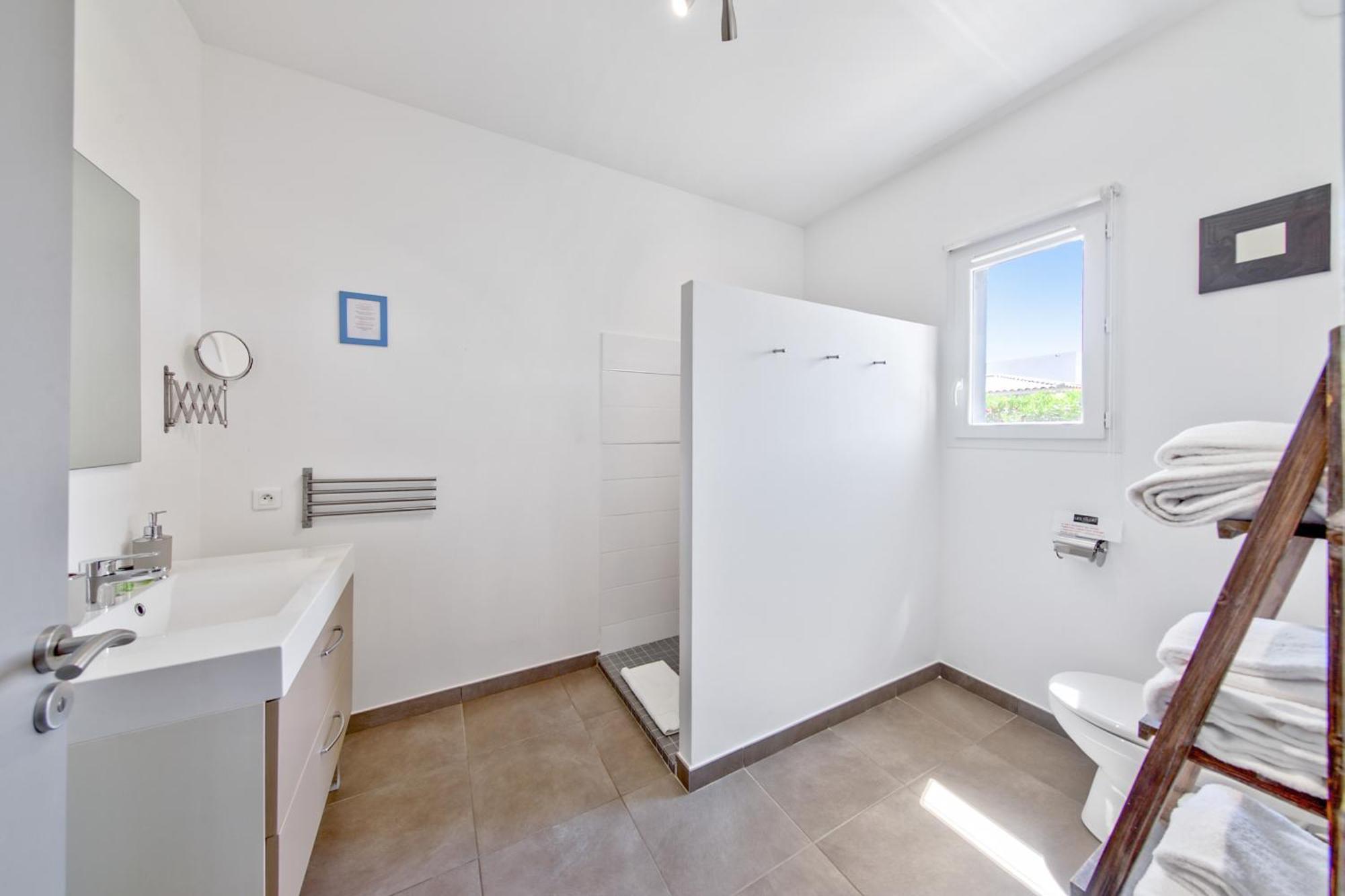 One-Bedroom Apartment Air Conditioning Terrace Swimming pool View
