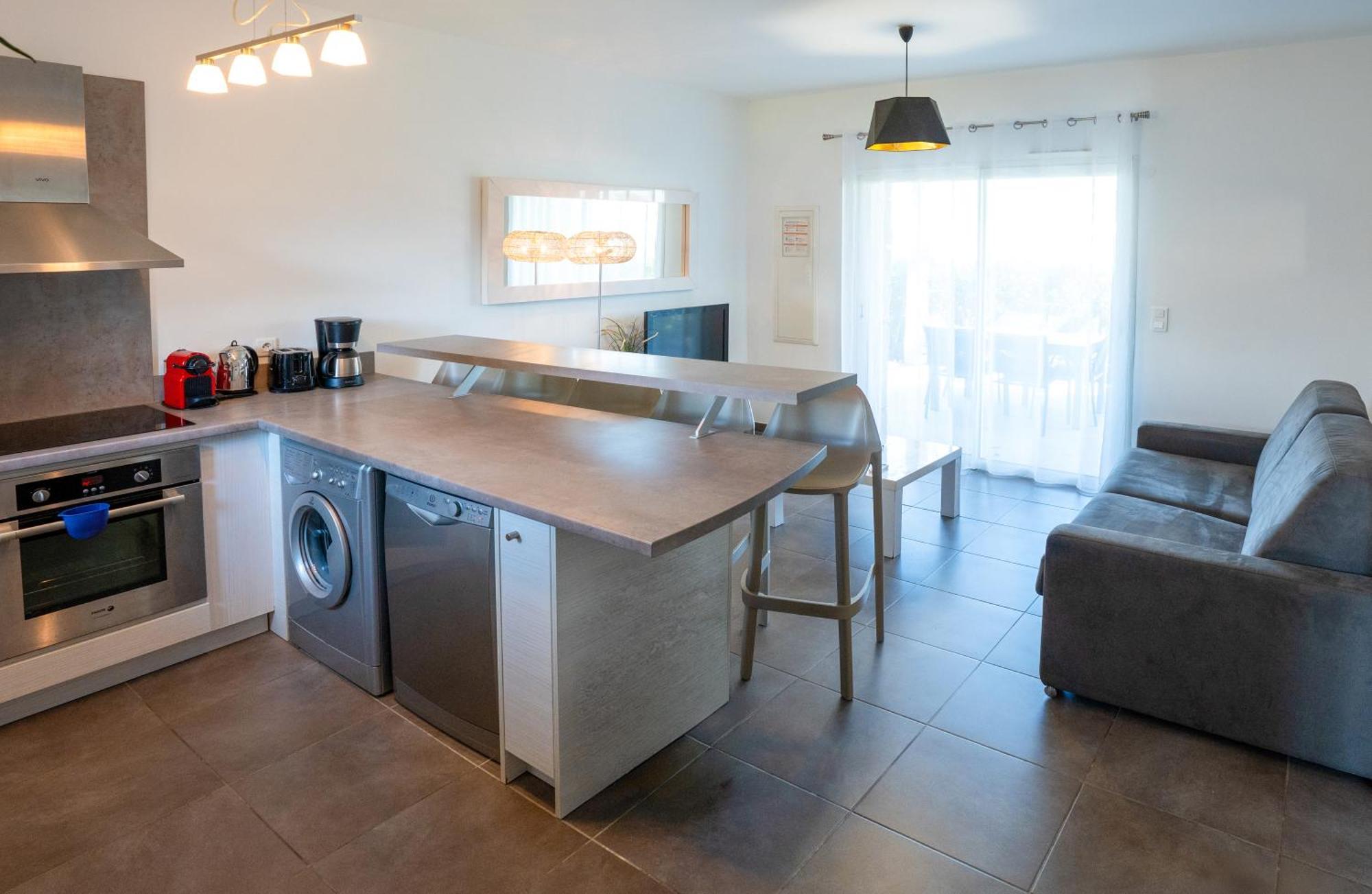 One-Bedroom Apartment Air Conditioning Terrace Swimming pool View