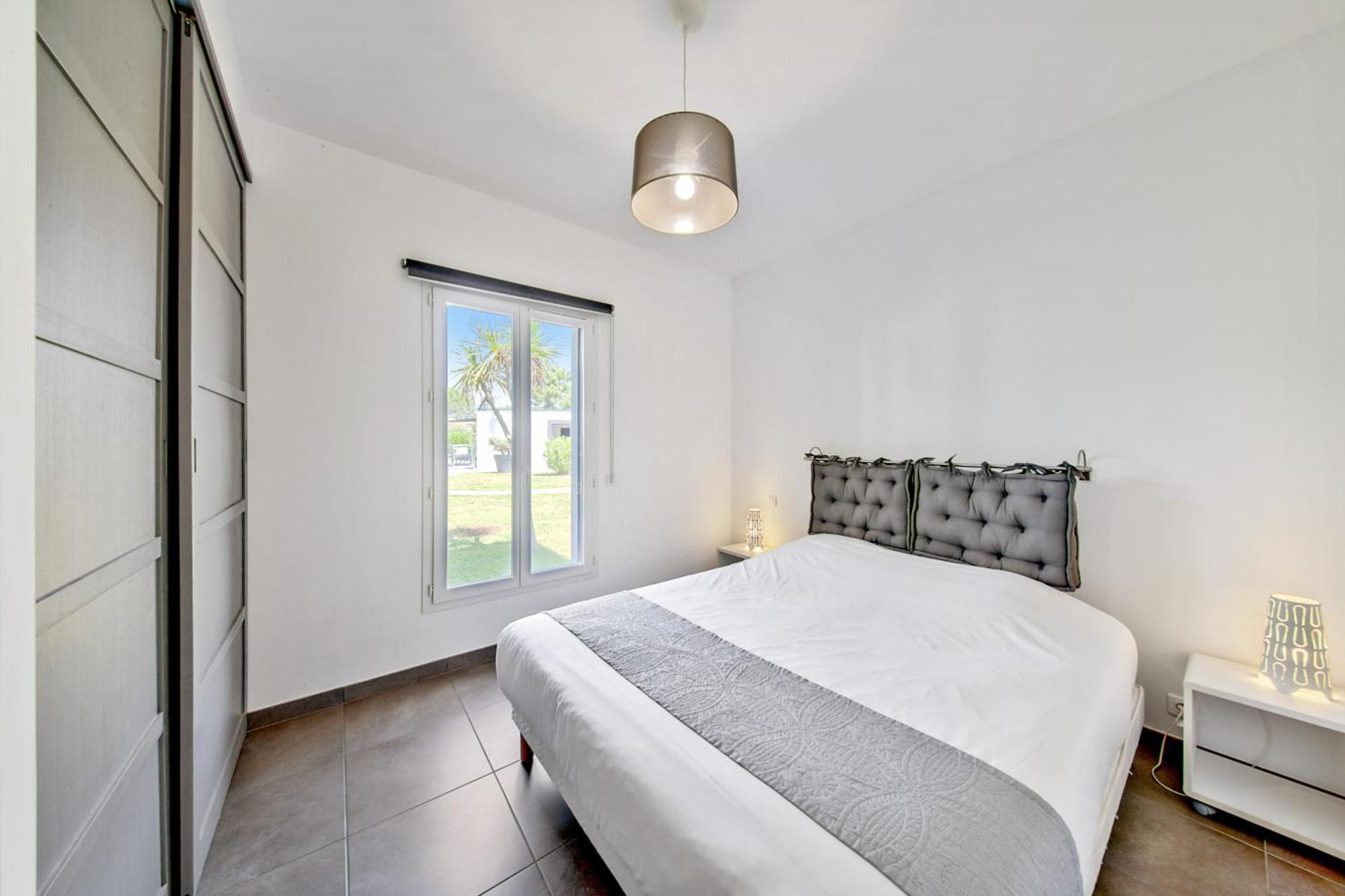 One-Bedroom Apartment Air Conditioning Terrace Swimming pool View