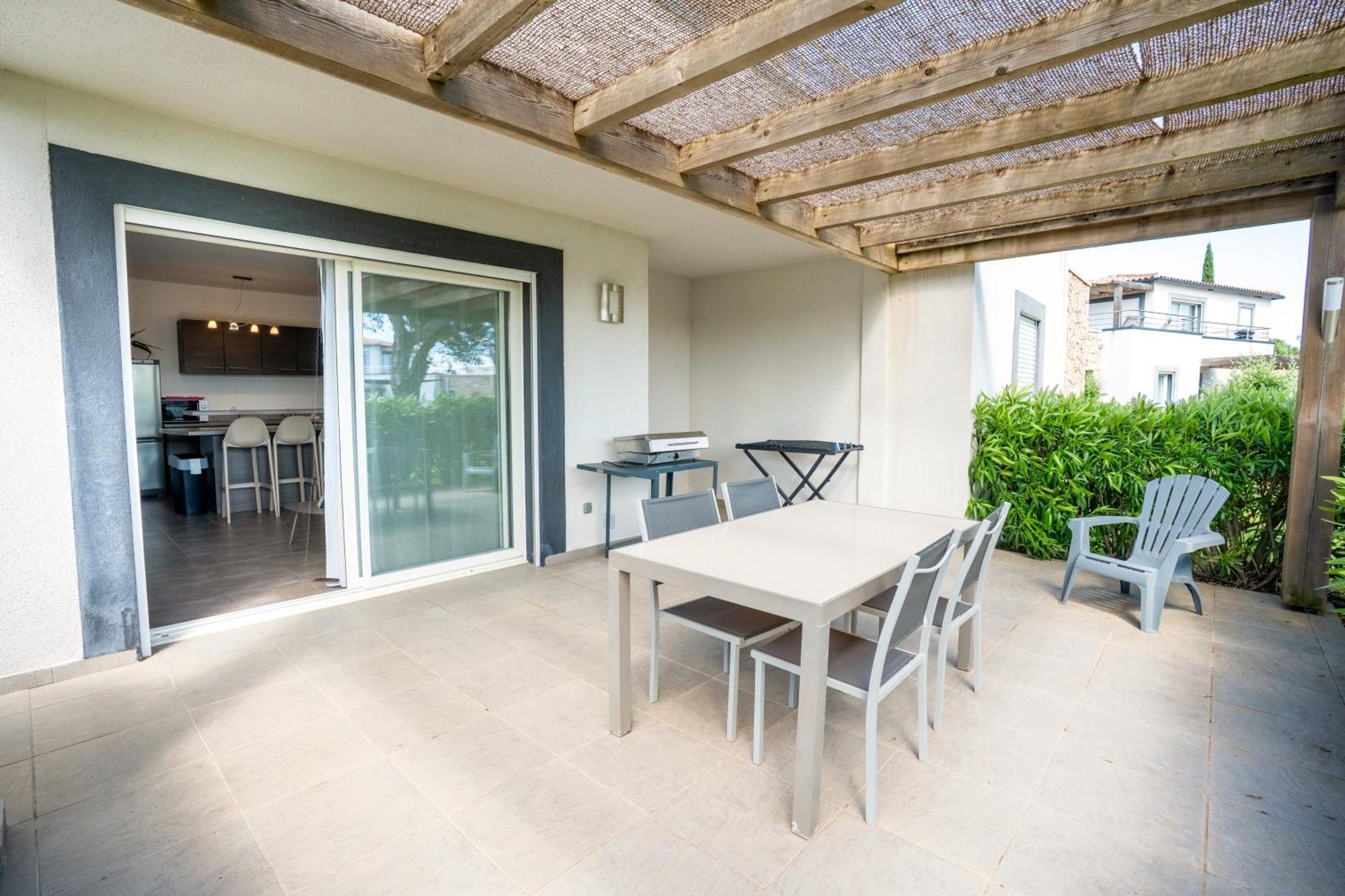 One-Bedroom Apartment Air Conditioning Terrace Swimming pool View