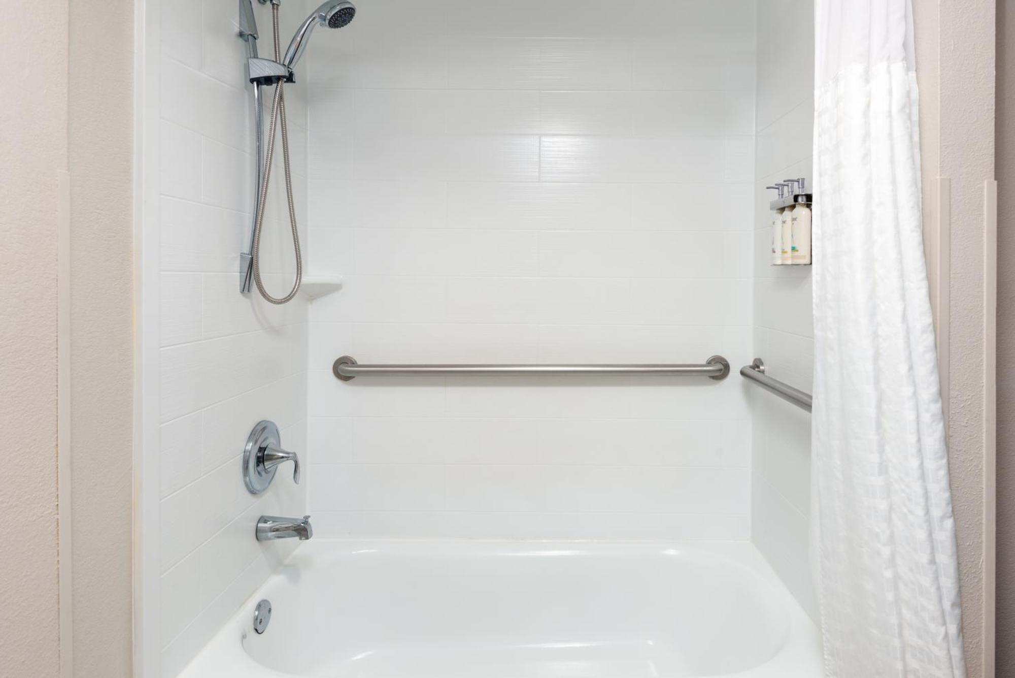 Chambre Lit King-Size Standard avec Baignoire Accessible aux Personnes à Mobilité Réduite - Adaptée aux Personnes à Mobilité Réduite