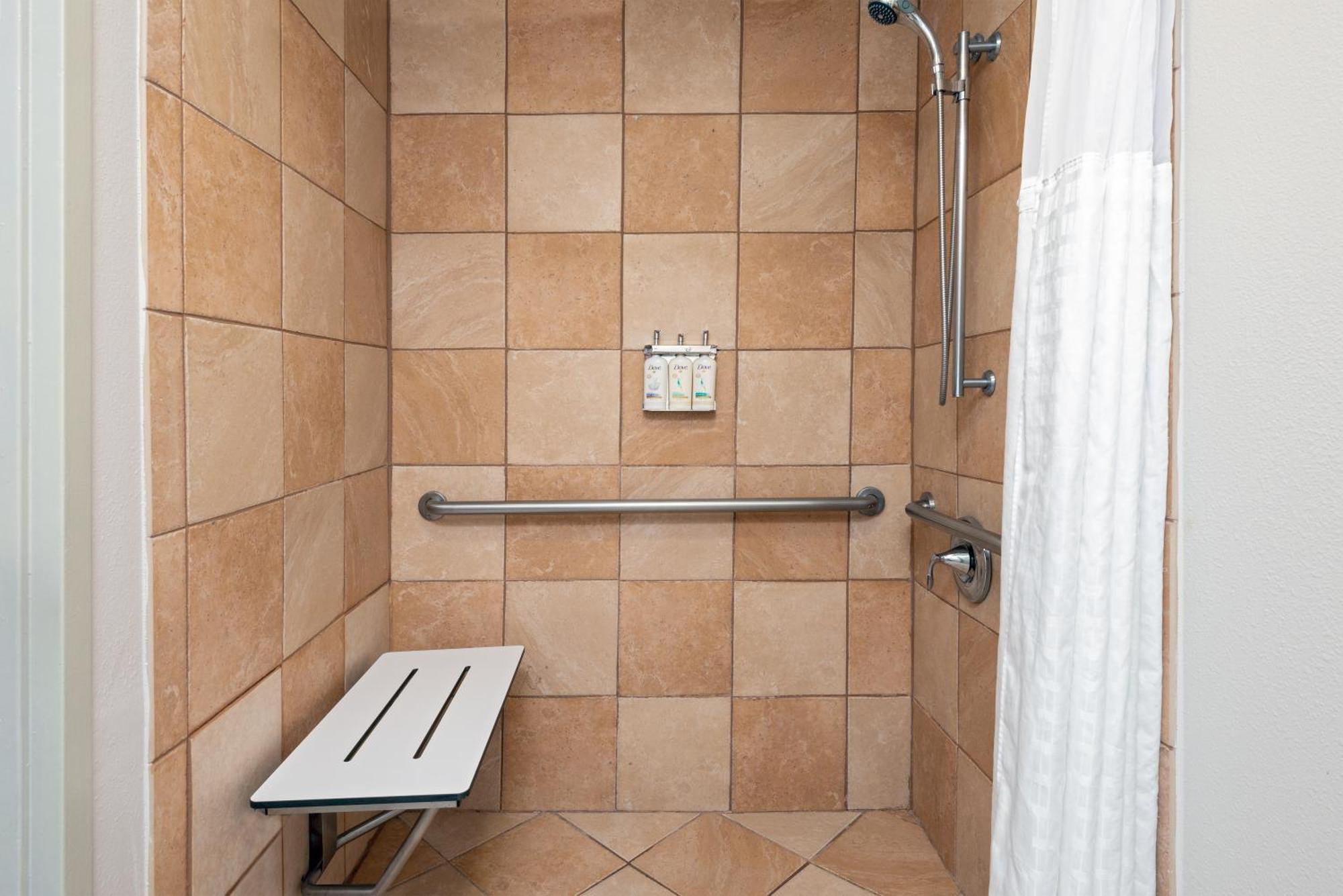 Chambre Lit King-Size Standard avec Douche Accessible en Fauteuil Roulant - Adaptée aux Personnes à Mobilité Réduite