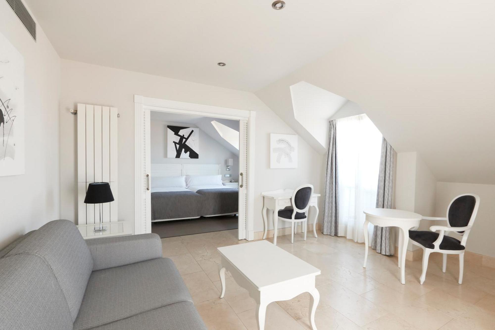 Double Room Lounge