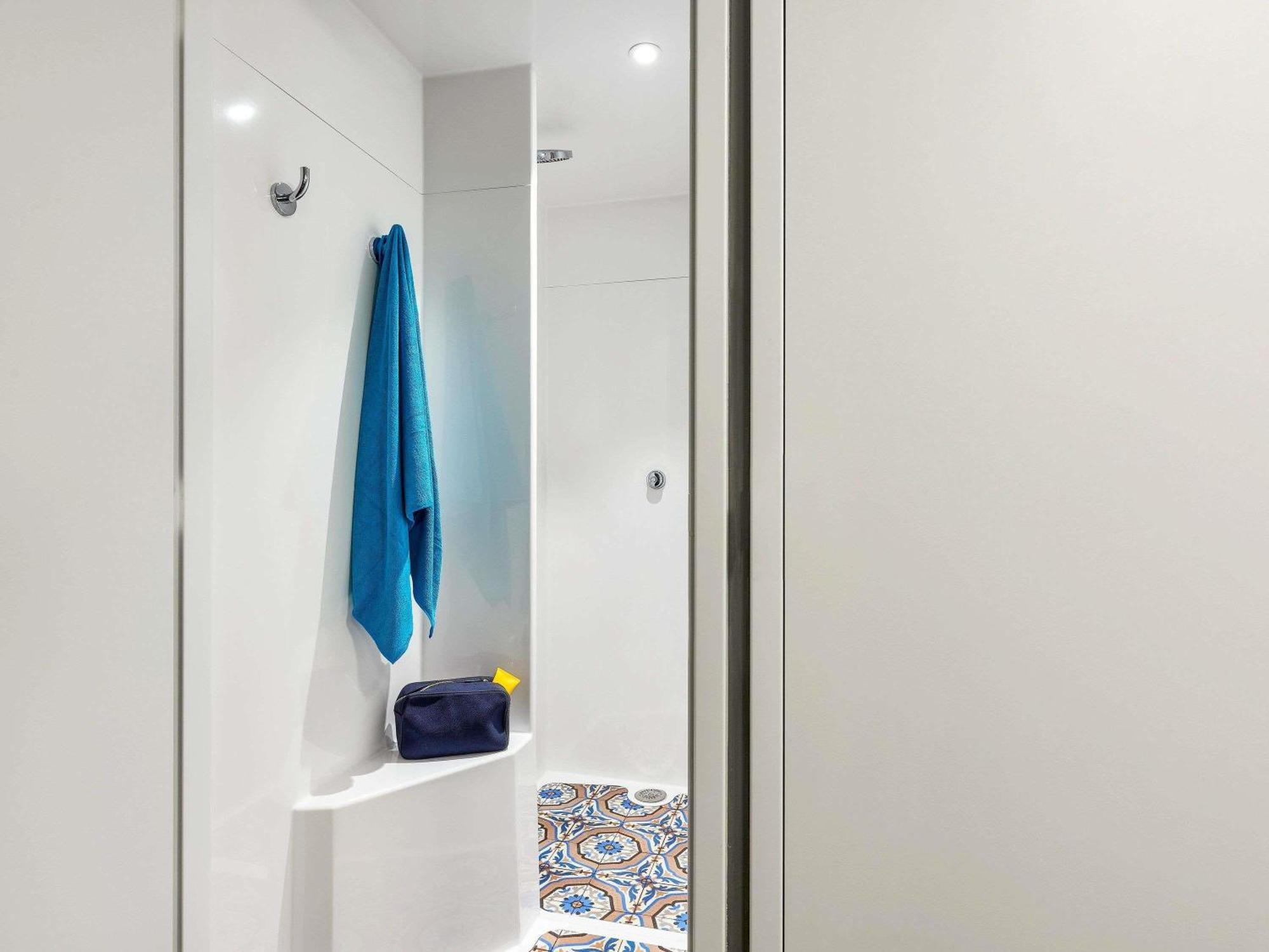 Cabrio Twin Room En-suite Bathroom