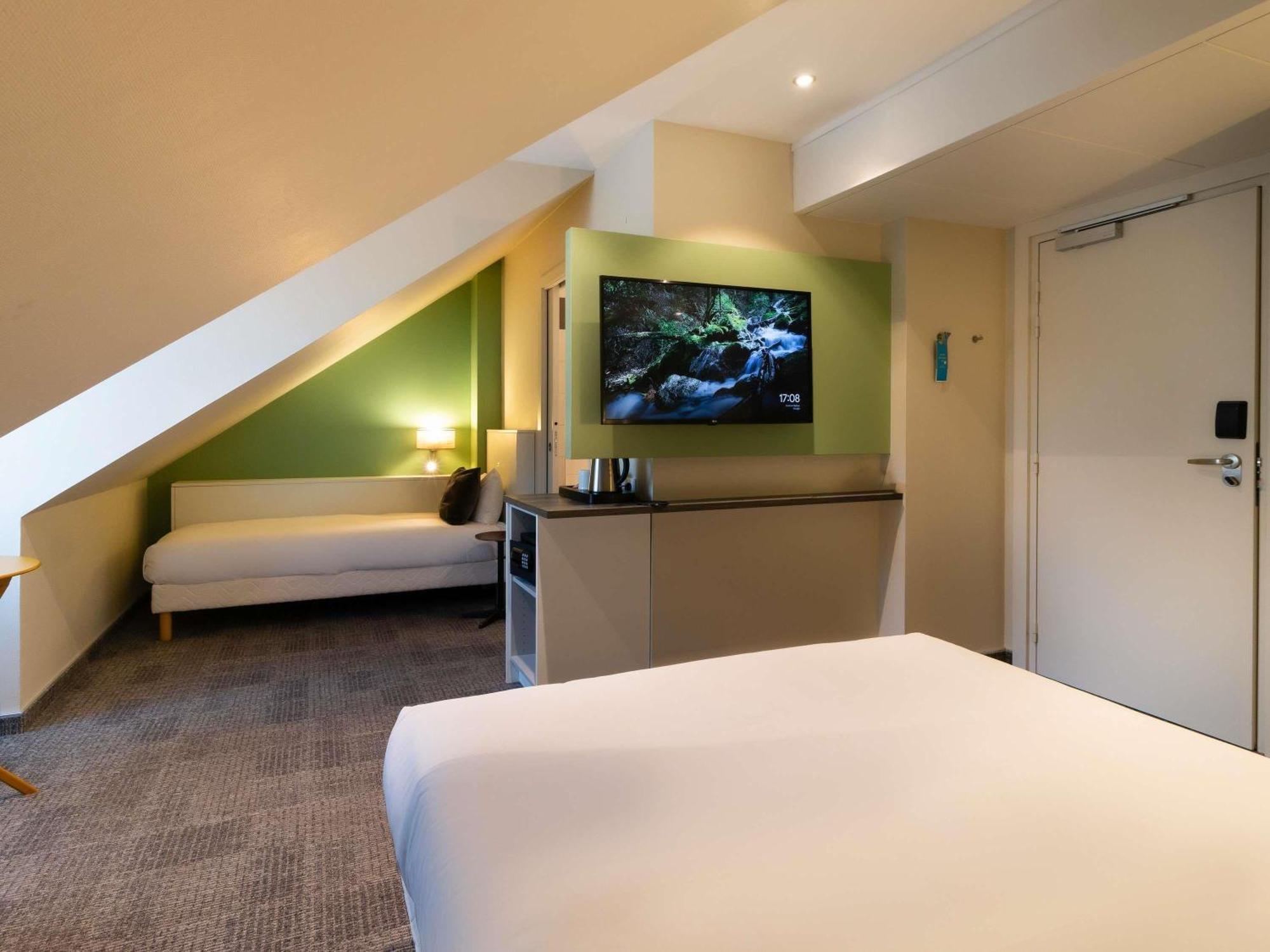 POP Room One Double Bed One Single Bed