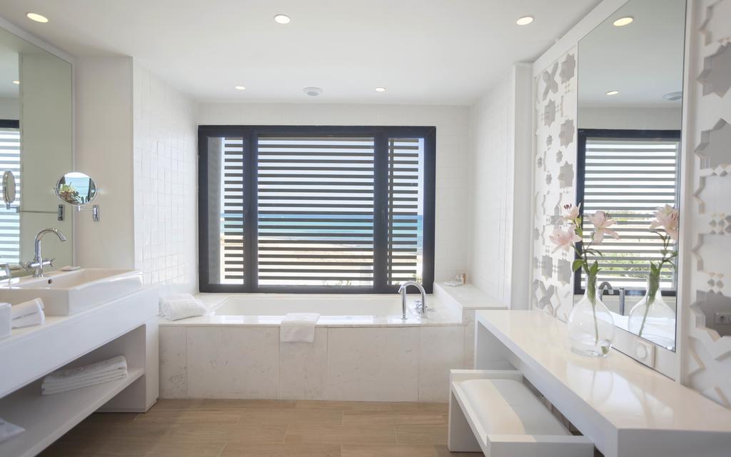Suite avec Bain à Remous Double sur Terrasse avec Vue sur Mer
