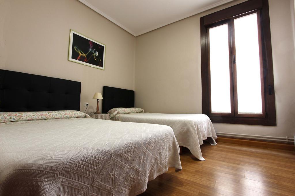 Chambre Lits Jumeaux avec Salle de Bains Commune