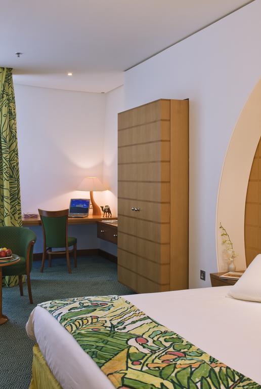 Chambre Lits Jumeaux Supérieure avec Vue sur la Piscine