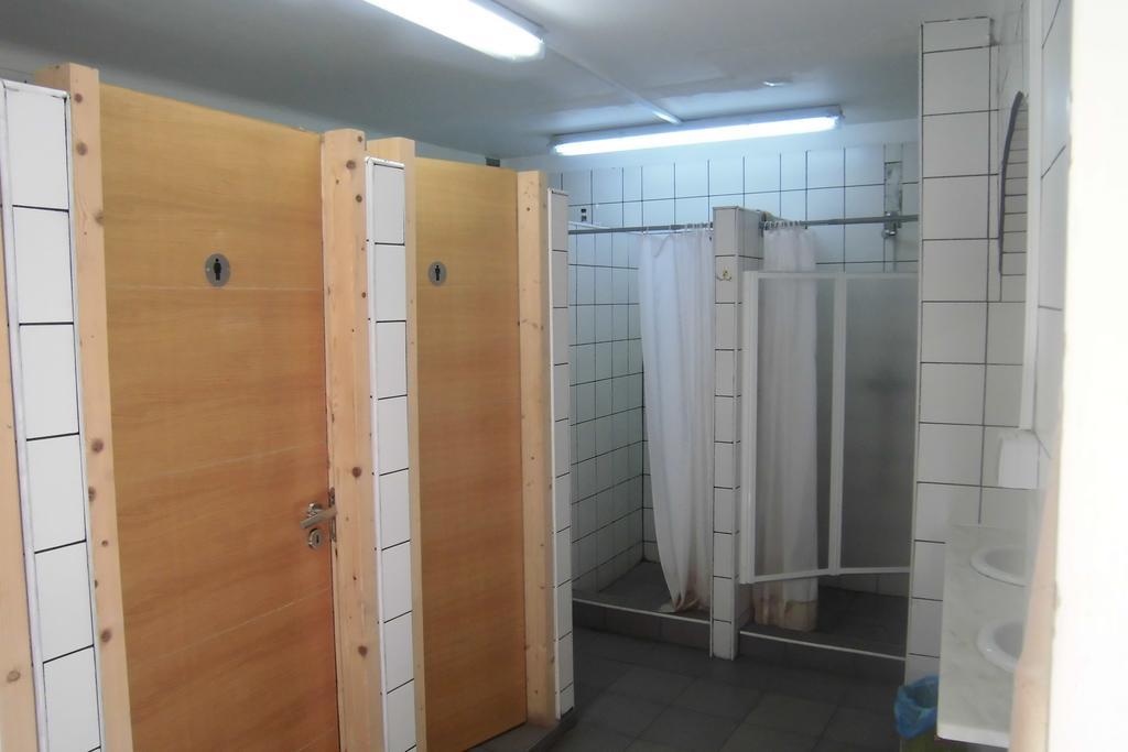 Lit dans Dortoir Mixte de 8 Lits avec Salle de Bains Commune