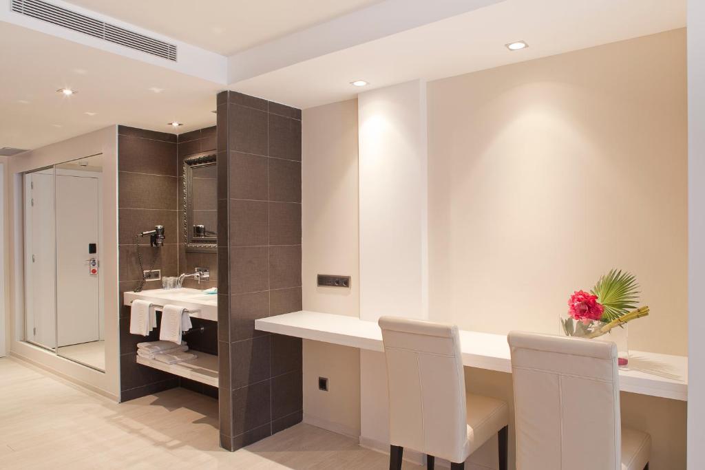 Triple or Quadruple room 2 or 3 or 4 beds city views spa bath,1164523767:JPEG