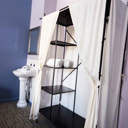 Lit Simple dans Dortoir Mixte