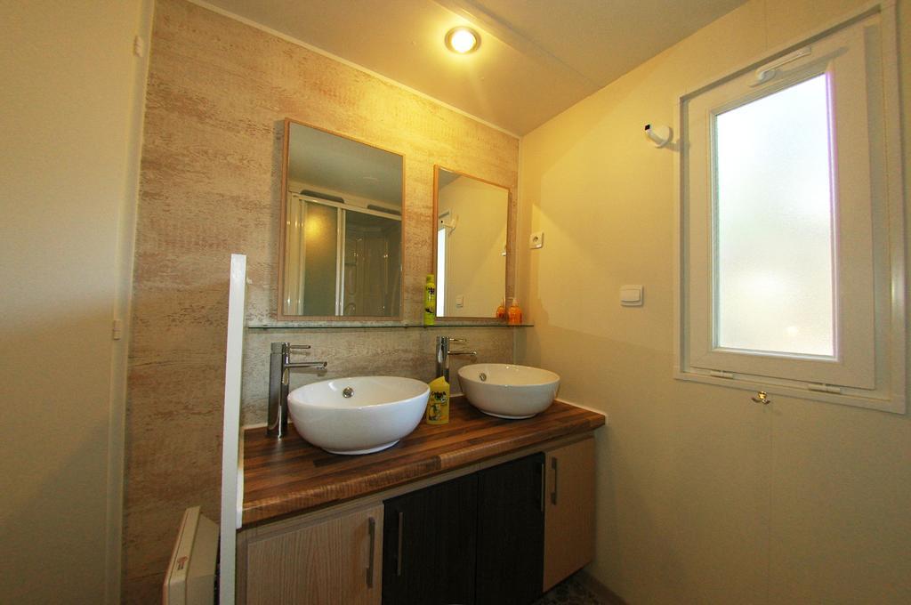 Three-Bedroom Mobile Home with Air-Conditioning,394668516:JPEG