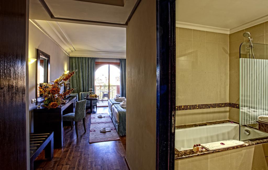 Chambre Double ou Lits Jumeaux - Vue sur Piscine
