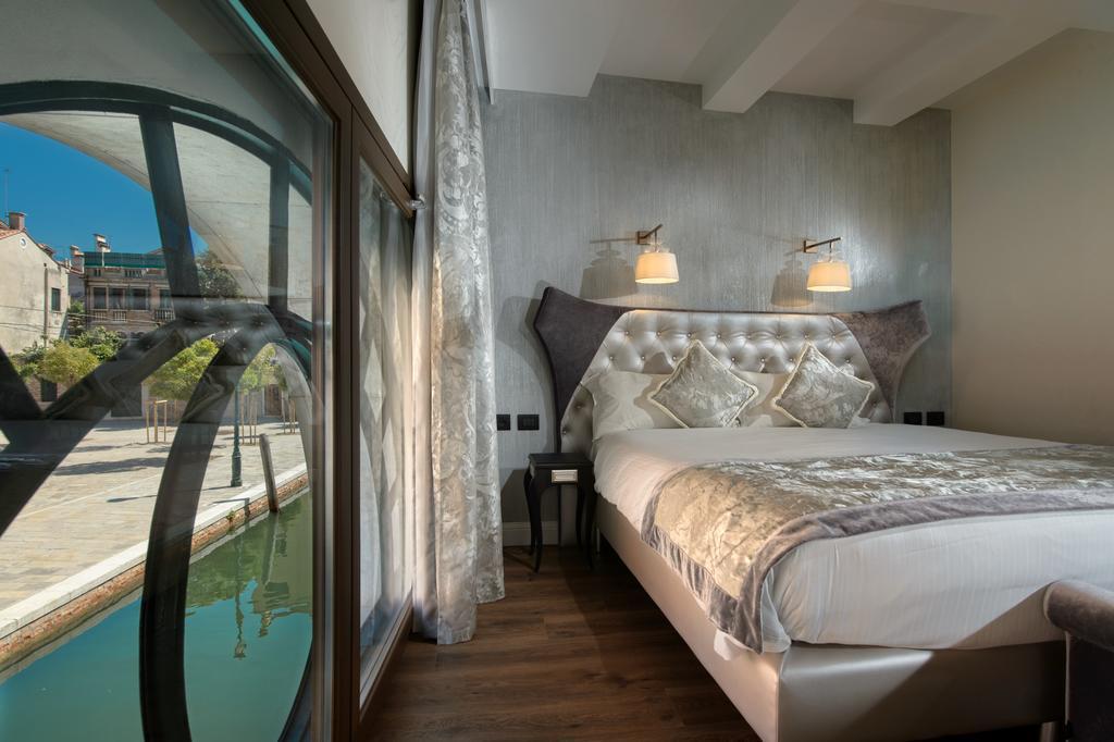 Superior Canal View,446376690:JPEG