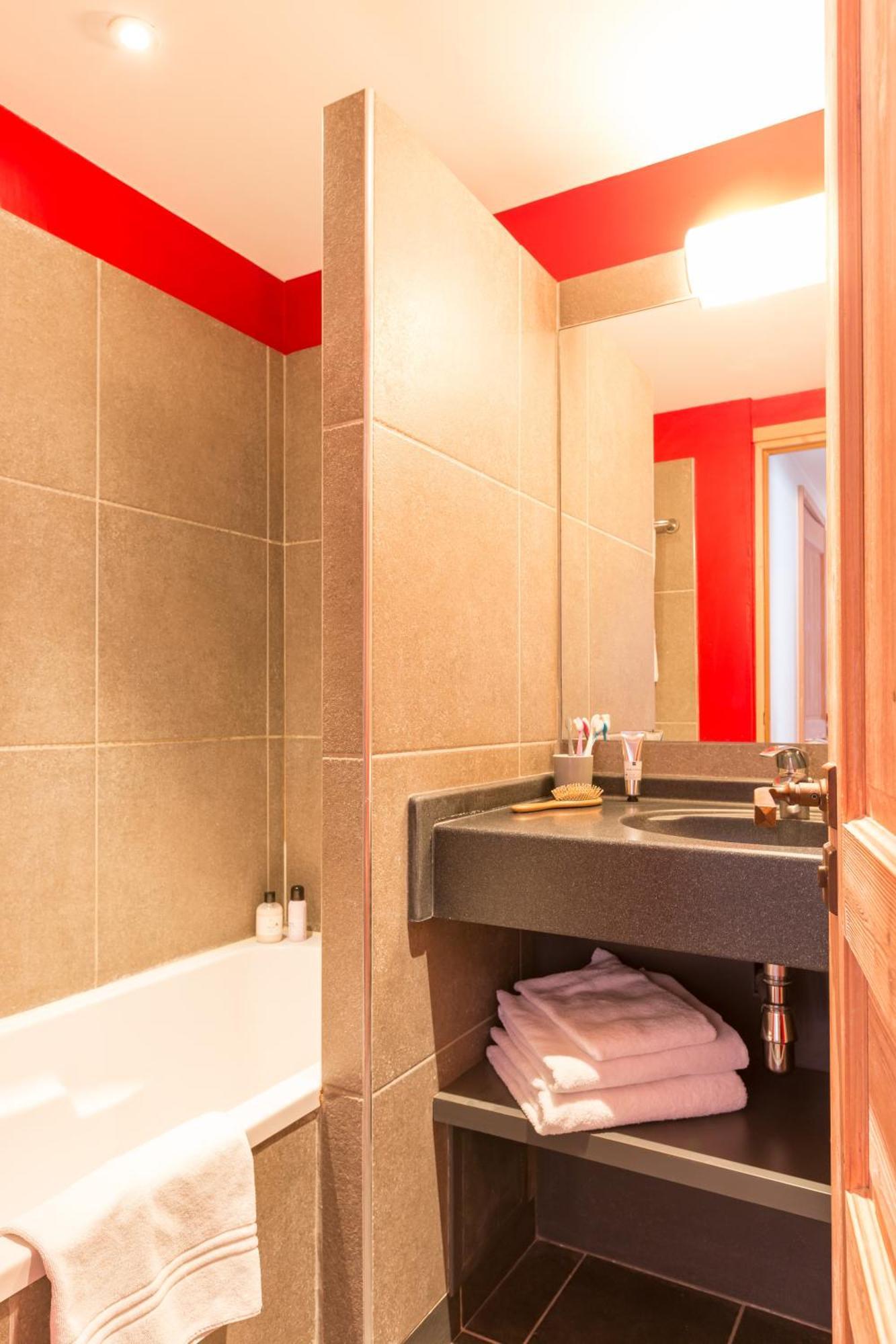 Two-Bedroom Apartment (6 People),631370472:JPEG