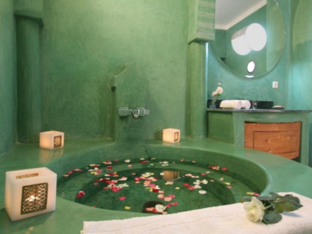 Suite with bath,133447773:JPEG