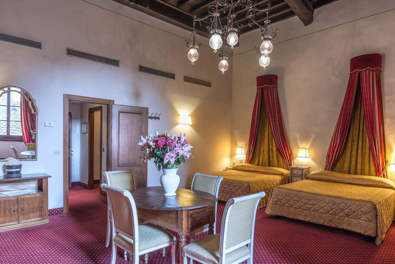 Suite,537367746:JPEG