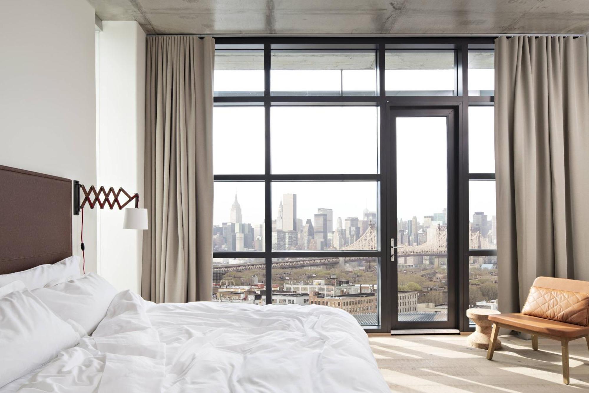 Chambre Lit King-Size d'Angle - Vue sur Manhattan depuis Balcon