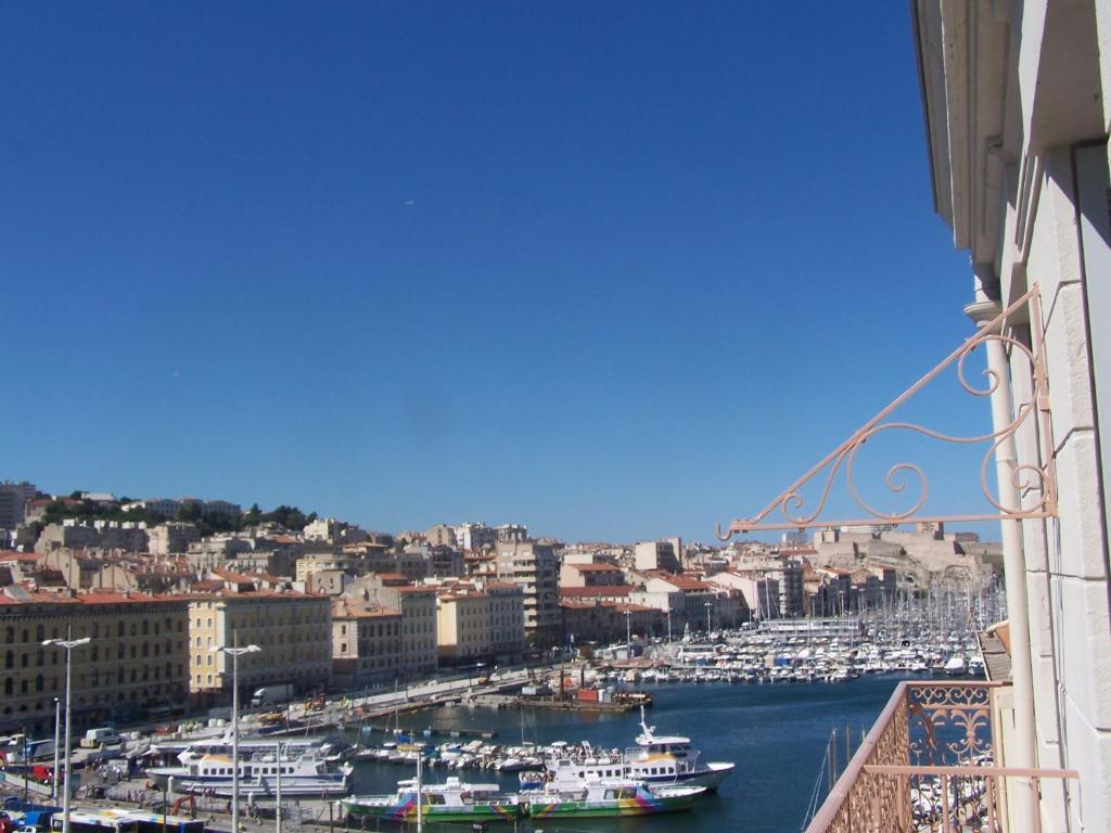 Chambre Lits Jumeaux Supérieure - Vue Latérale sur Vieux Port