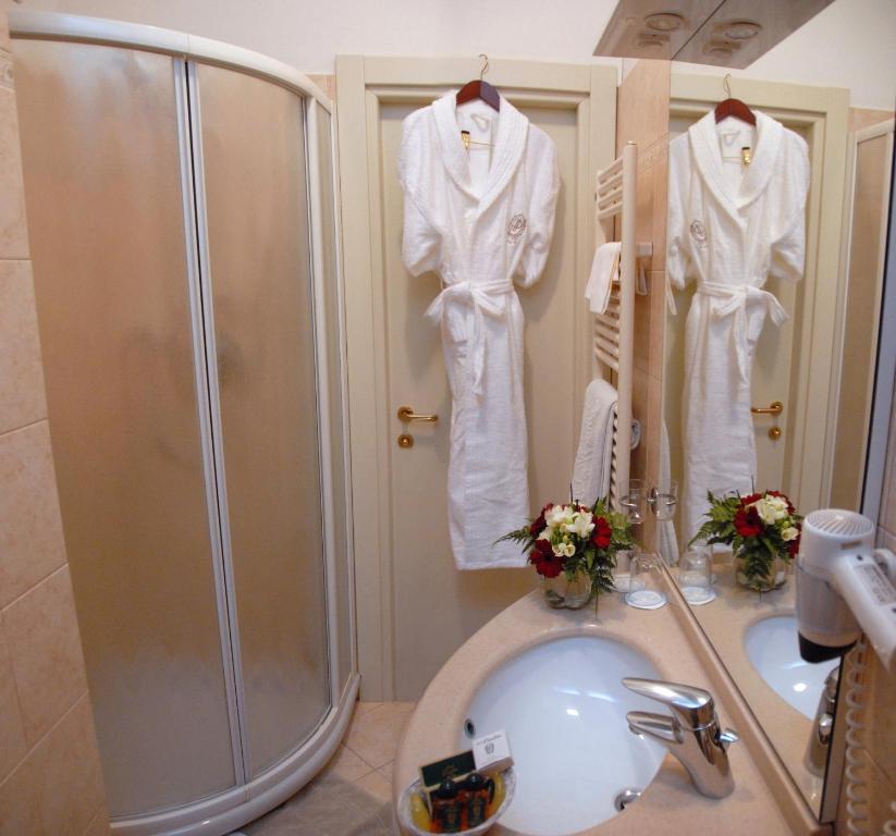 Standard Double Room,61921678:JPEG
