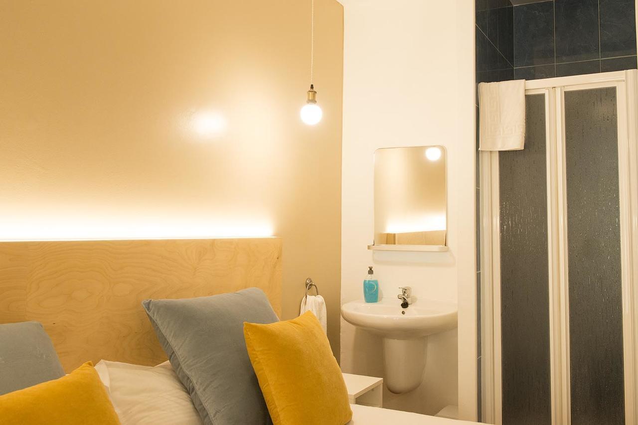 Chambre Lits Jumeaux avec Salle de Bains Commune