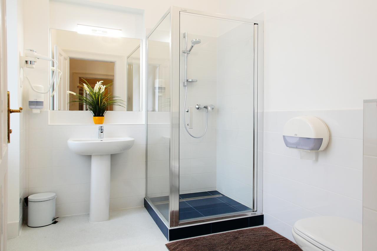 Lit Simple dans Dortoir Mixte de 6 Lits