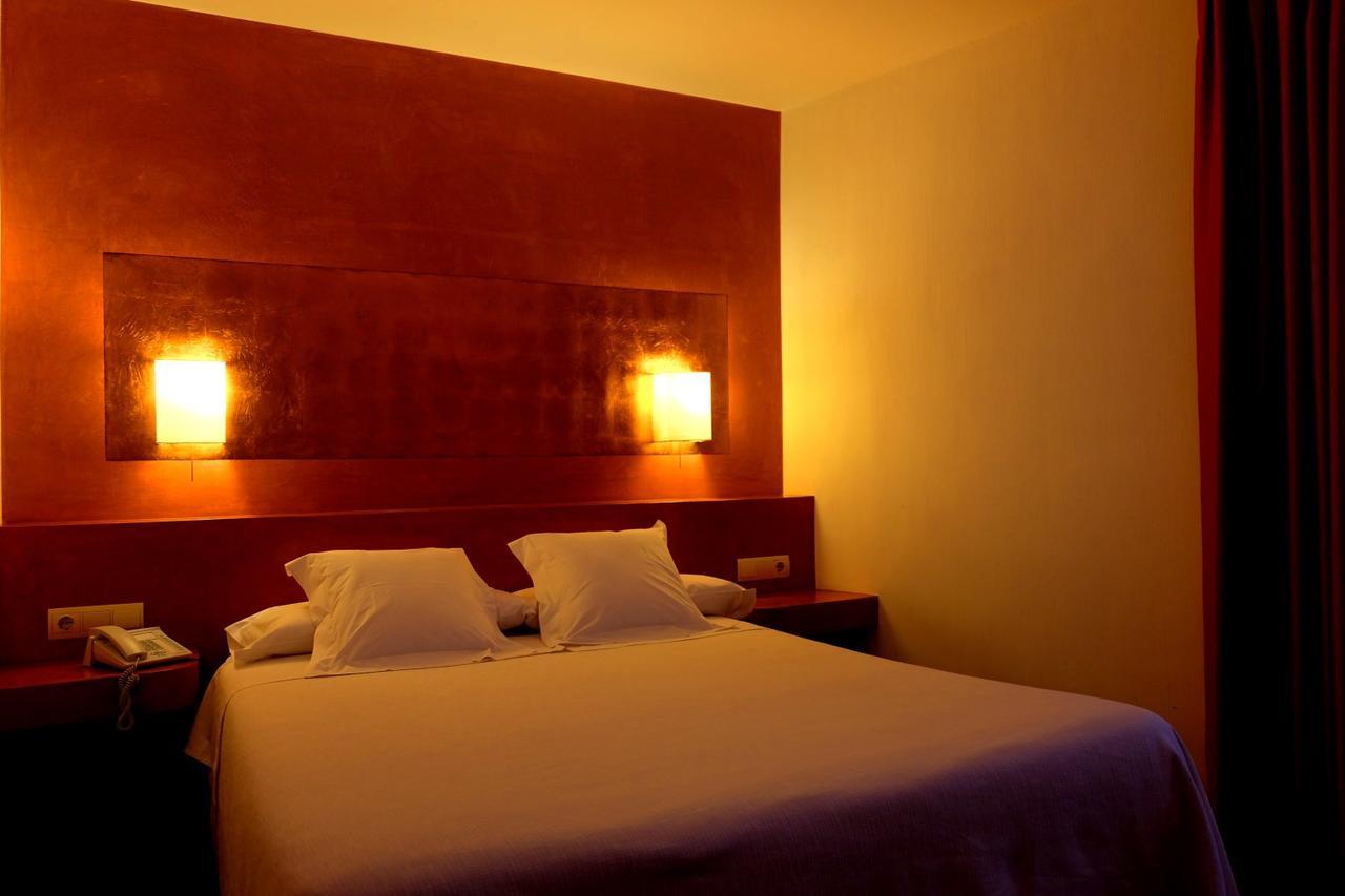 Small Double or Twin Room,645402111:JPEG