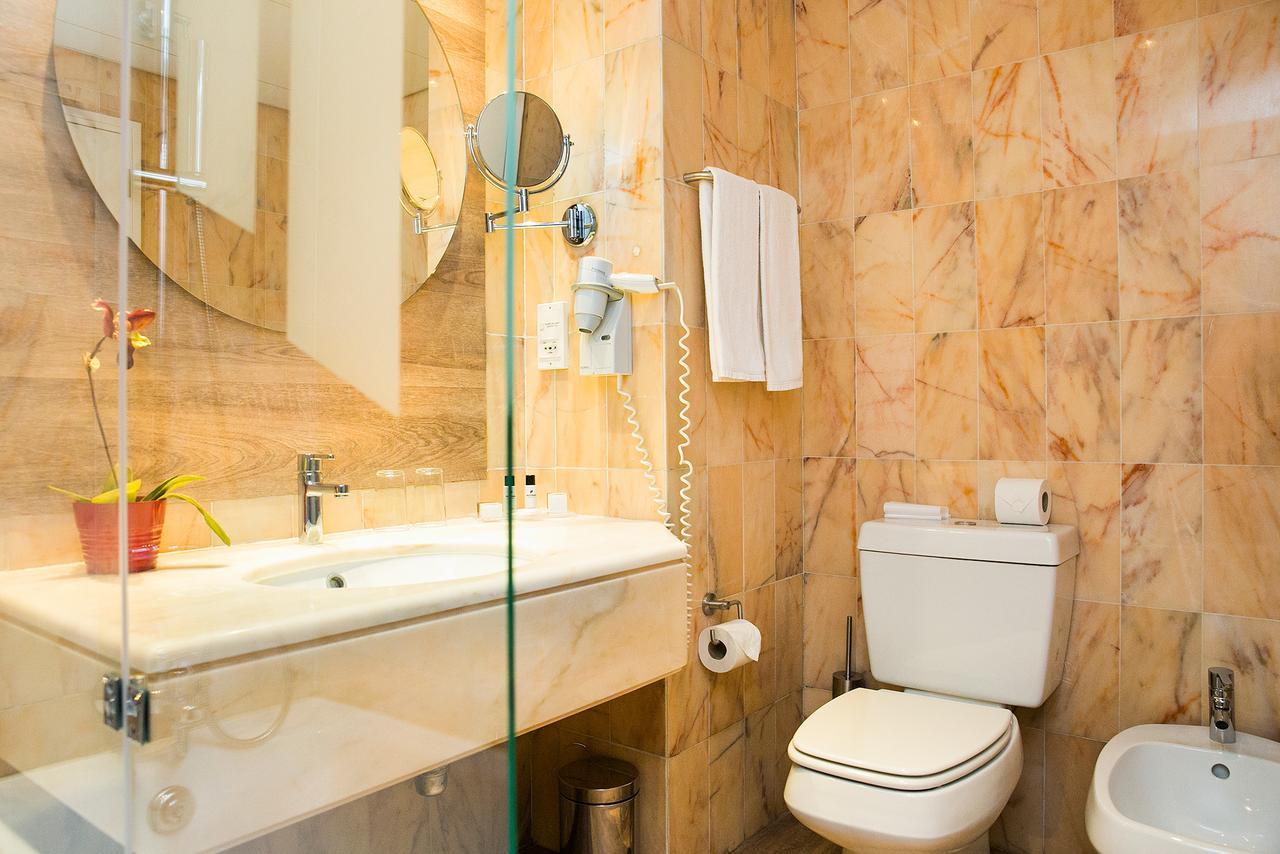Chambre Double Supérieure avec Lit d'Appoint et Vue sur la Mer