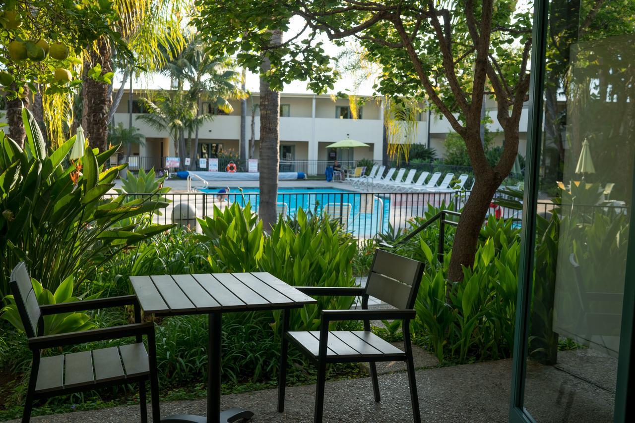 Deluxe King Room Poolside,664947147:JPEG