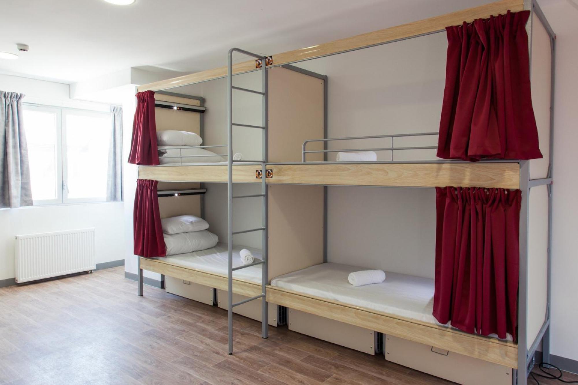 Lit dans Dortoir de 4 Lits avec Salle de Bains Commune