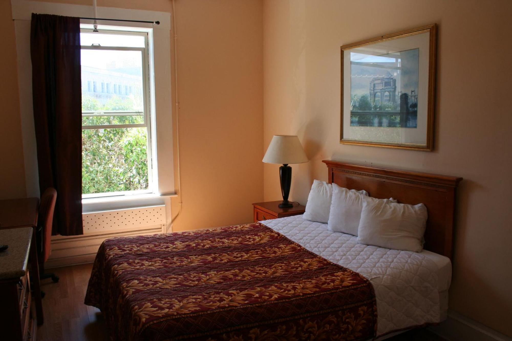 Chambre Lit Queen-Size avec Salle de Bains Commune