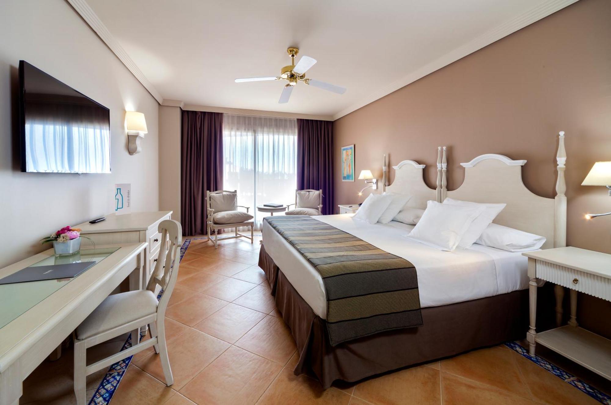 Chambre Double Supérieure - Vue sur Piscine (2 Adultes + 1 Enfant)