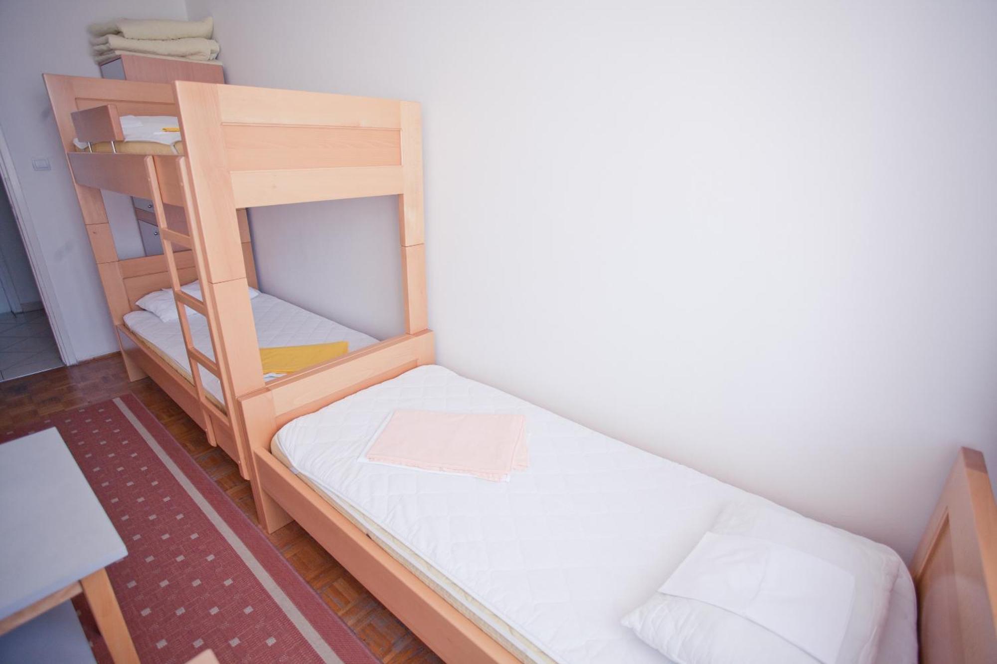 Lit Simple dans Dortoir Féminin de 3 Lits