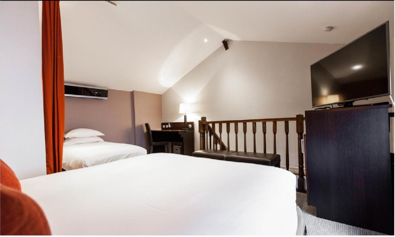 Family Room with One Queen Bed and Two Single Beds - Duplex/Non-Smoking