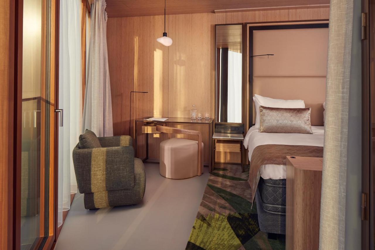 Très Grande Chambre Supérieure avec Baignoire, Douche et Balcon