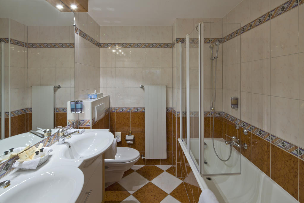 Deluxe Double Room with Matterhorn View,641257782:JPEG