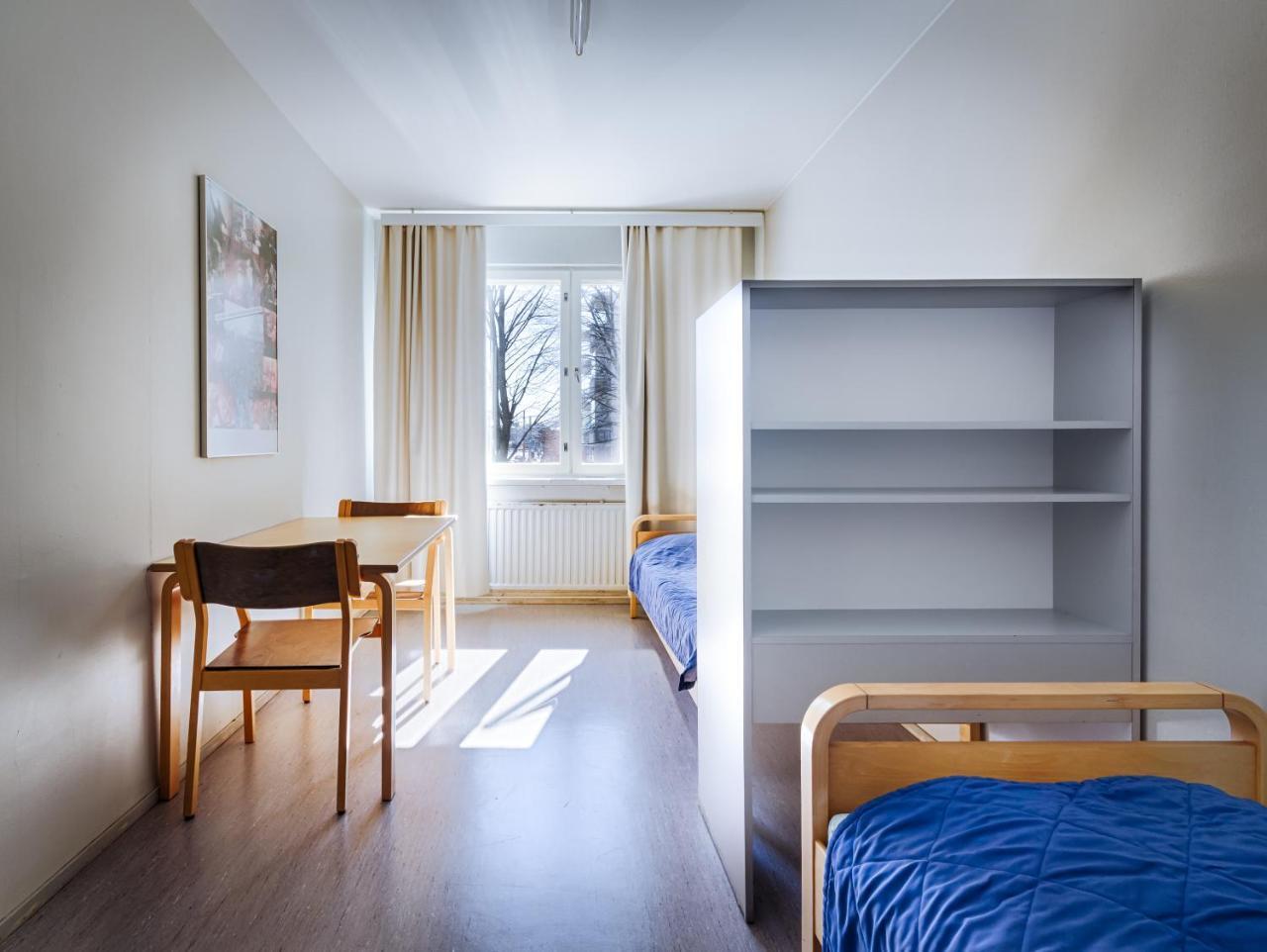 Lit Simple Économique dans Dortoir pour Homme de 2 Lits avec Salle de Bains Commune
