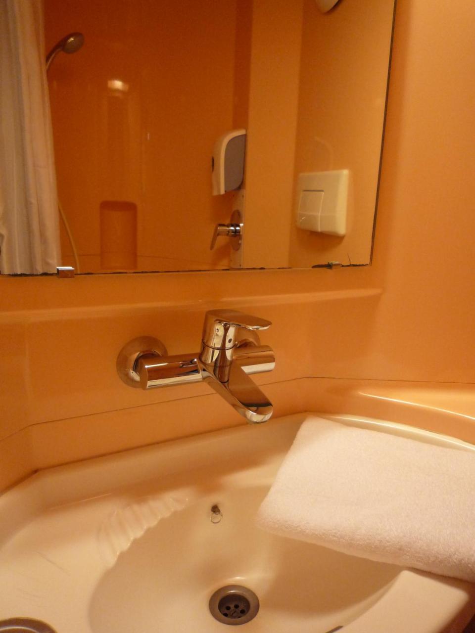 Triple Room with 3 Singles Beds,747182177:JPEG