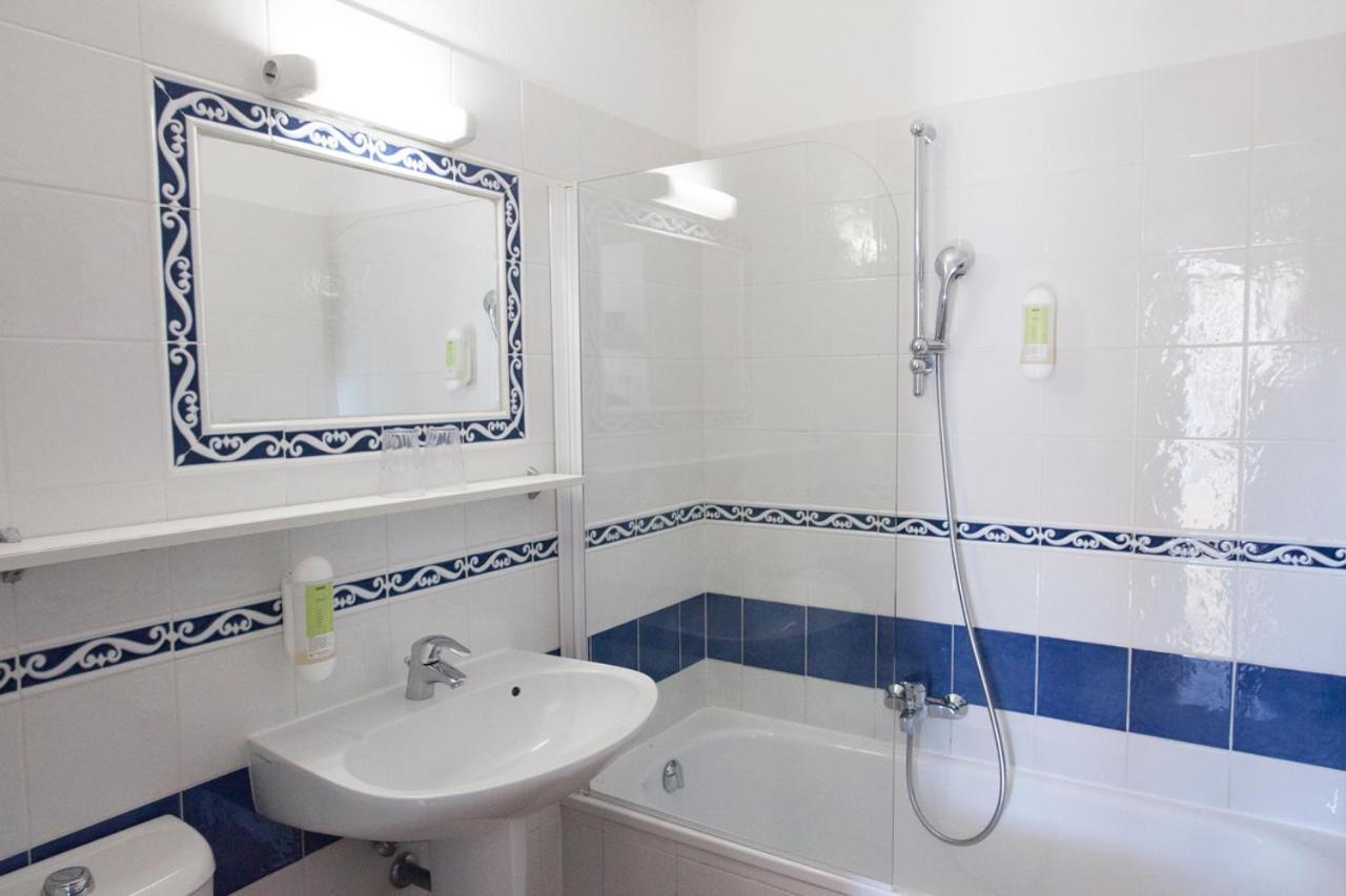 Studio (2 Adults),775046989:JPEG