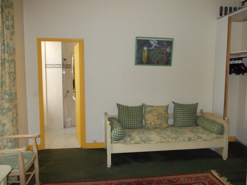 Chambre Triple (2 Adultes & 1 Enfant)