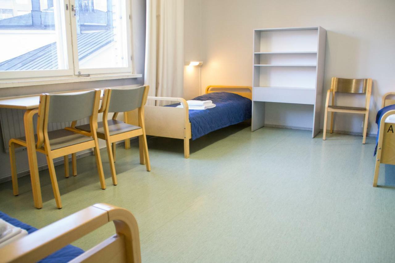 Lit Simple Économique dans Dortoir pour Femmes de 3 Lits avec Salle de Bains Commune