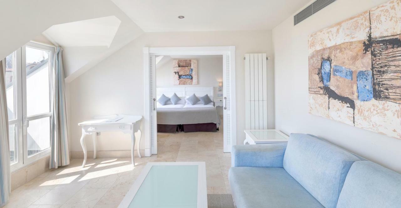 Double Room Lounge