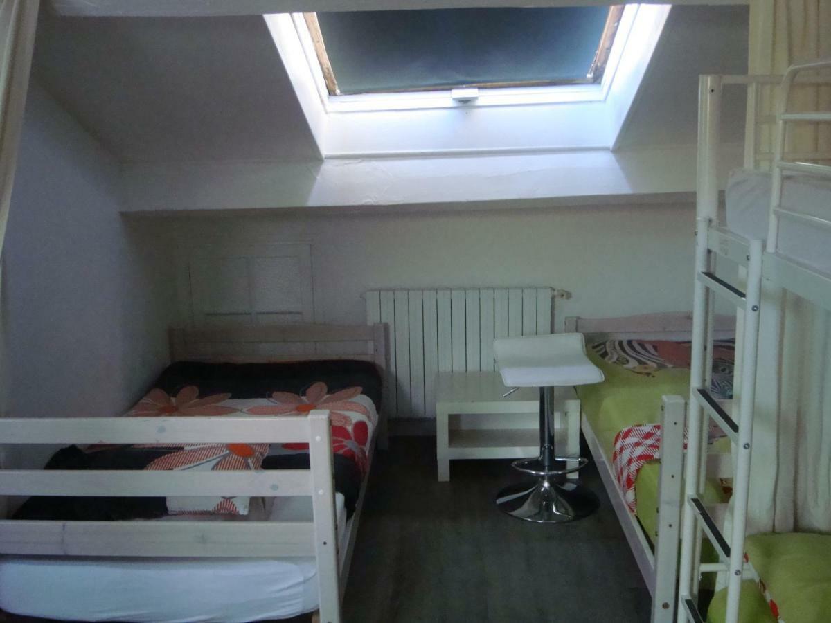 Lit dans Dortoir pour Femmes de 6 Lits