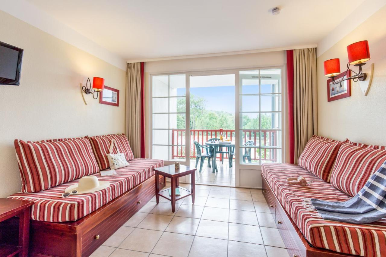 One-Bedroom Apartment Terrace or Balcony Entrance