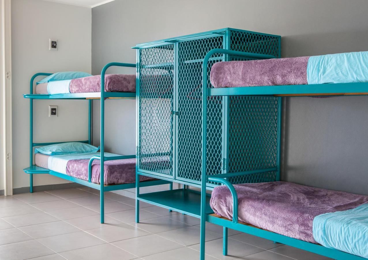 Lit Simple dans Dortoir Mixte