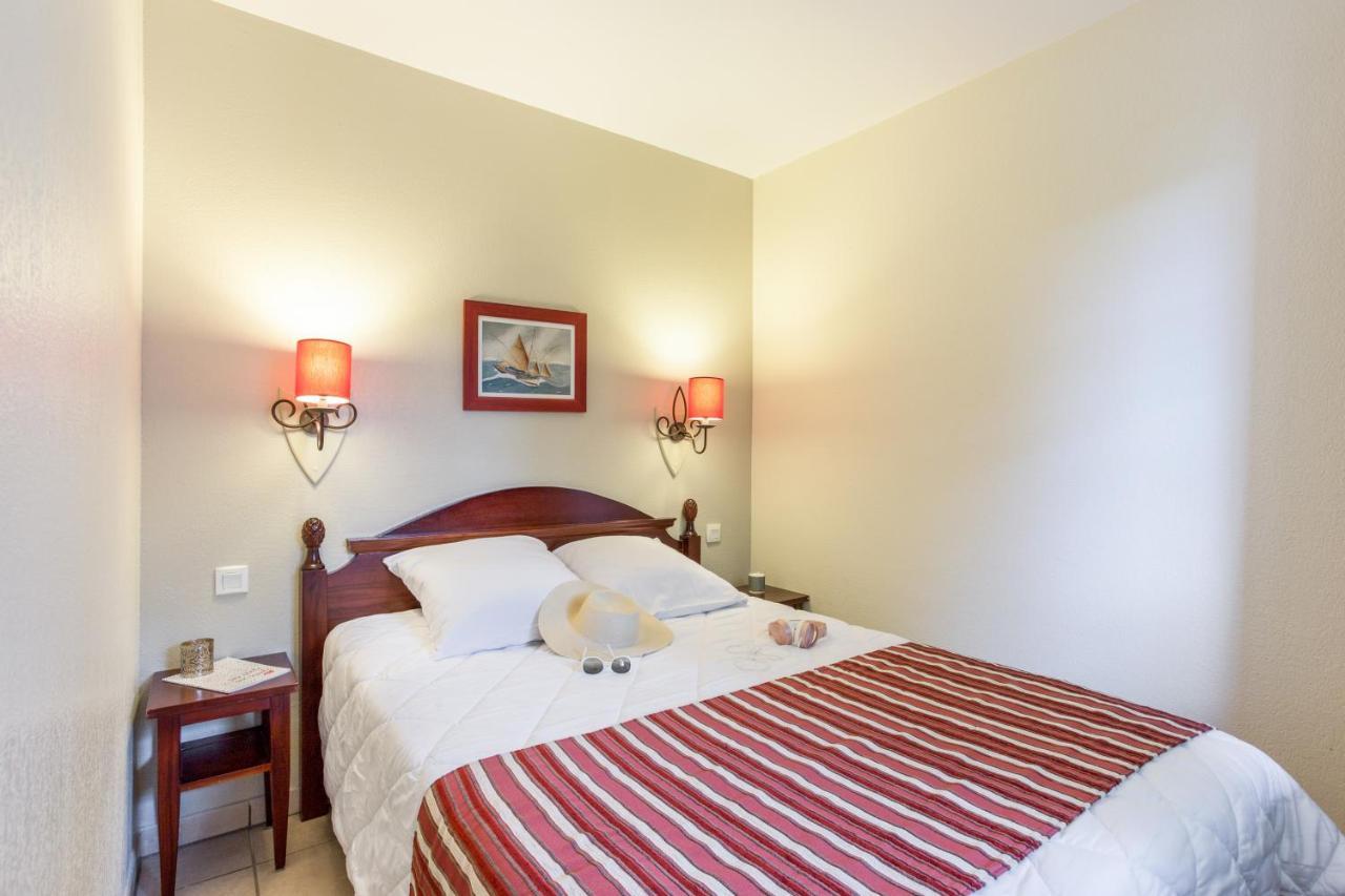 One-Bedroom Apartment Terrace or Balcony Entrance
