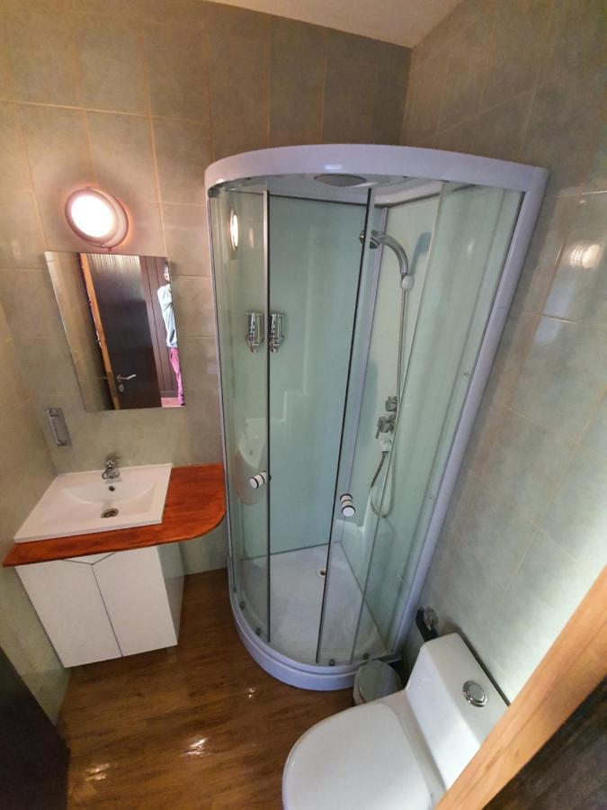 Chambre Économique avec Lits Superposés et Salle de Bains Commune