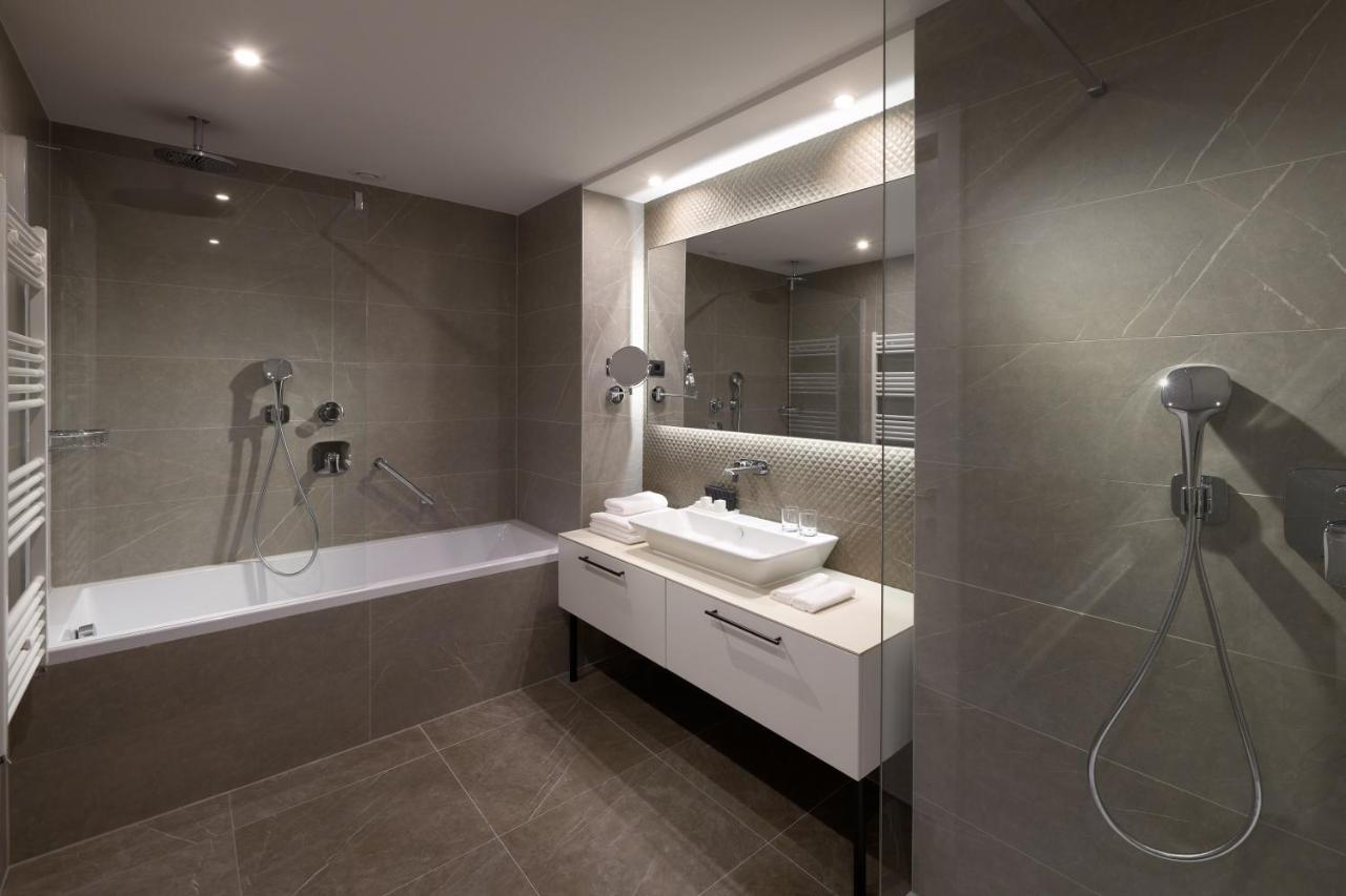 Executive Suite,1219656031:JPEG