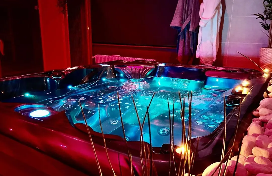 Suite avec Jacuzzi et Sauna Privée-1